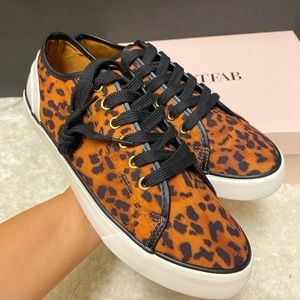 NEW IN THE BOX Leopard sneakers 👟